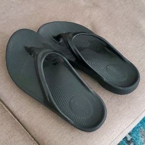 OOFOS black thong sandals